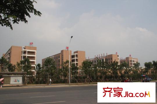 春和景明花园项目周边配套 护理学院(2014.7)