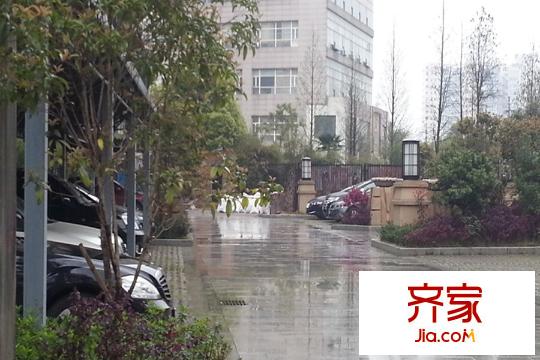 青山湖天湾实景图小区内露天停车场(2015.3)