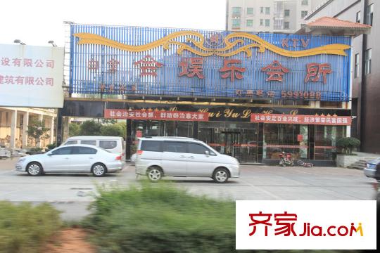 聚仁哈佛公馆小区正门餐厅