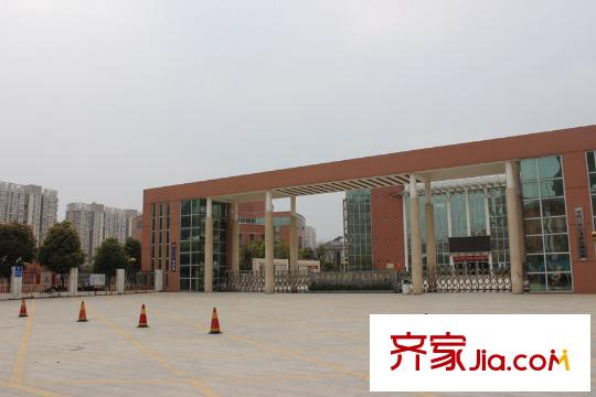 國貿(mào)春天項目西面200米云飛路小學（2015.3.18）