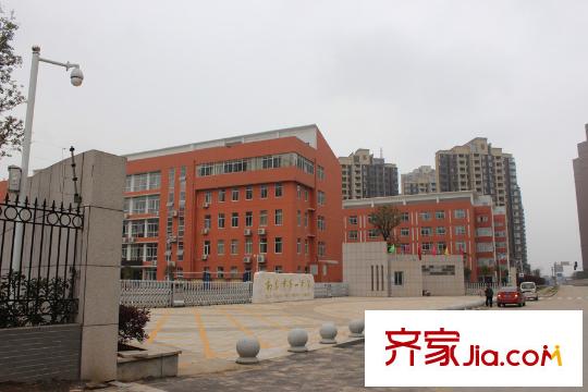 國(guó)貿(mào)春天項(xiàng)目西面50米南昌一中東門（2015.3.18）