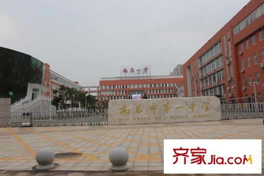 國(guó)貿(mào)春天項(xiàng)目西面50米南昌一中東門（2015.3.18）