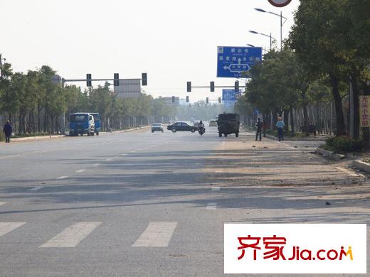 國貿(mào)天琴灣配套圖小區(qū)正門撫生路路況（2011-12-13）