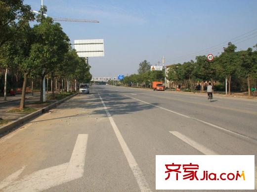 國貿(mào)天琴灣配套圖小區(qū)正門撫生路路況（2011-12-13）