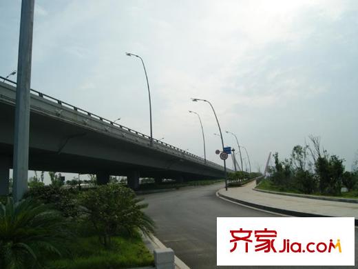 方大上上城以西100米艾溪湖大橋