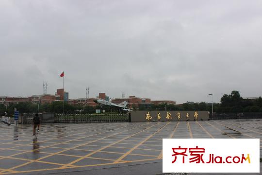中央香榭小區(qū)北面200米的南昌航空大學(xué)（2015-6）