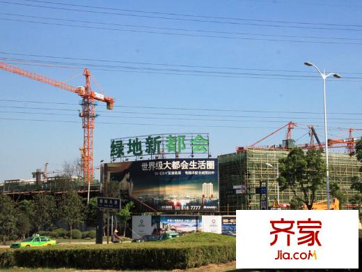 綠地新都會外景圖周邊圍擋（攝于2011-07-29）