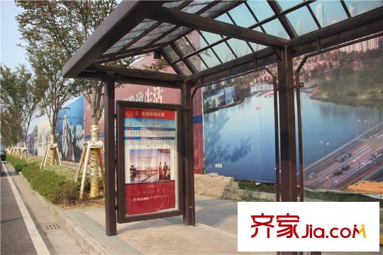 实地・玫瑰庄园售楼处前公交站牌