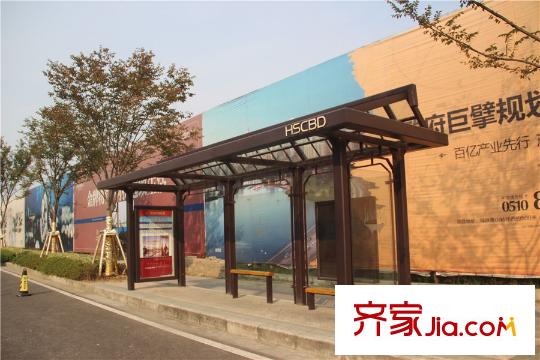 实地・玫瑰庄园售楼处前公交站牌