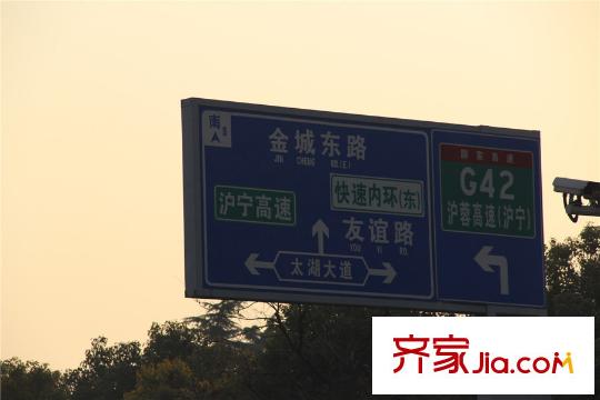 华宇・观澜华府春阳路上的道路指示牌