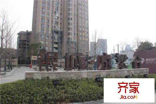 银城・京梁合小区大门实景(2015.3)
