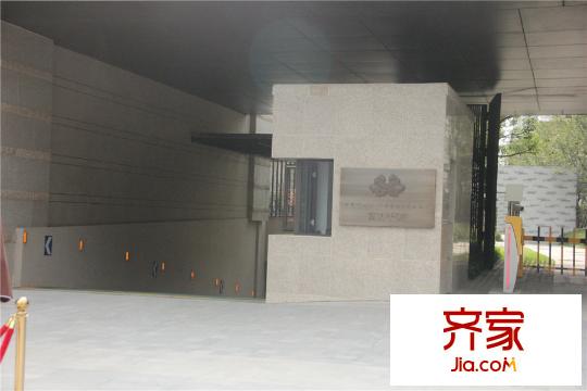 富力十号A区停车场入口(2015.9.18)