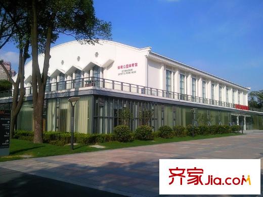 绿地西水东小区对面50米处体育公园