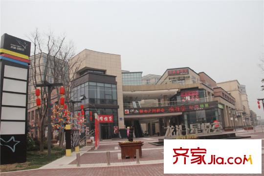 领秀琥珀澜湾项目东南面的龙湖星悦荟