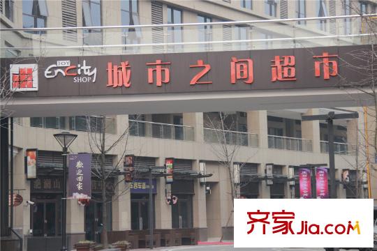 领秀琥珀澜湾项目东南面的龙湖星悦荟