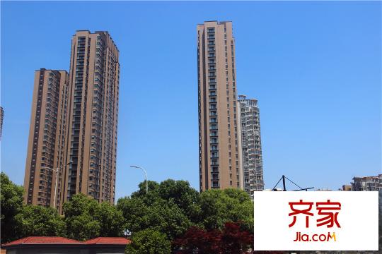 保利中央公园一期外立面已造好(2015.5)