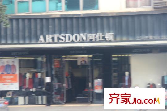 金茂杨墅园杨市园大街上的商店