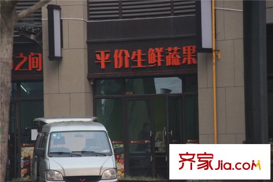 领秀琥珀澜湾项目东南面的龙湖星悦荟