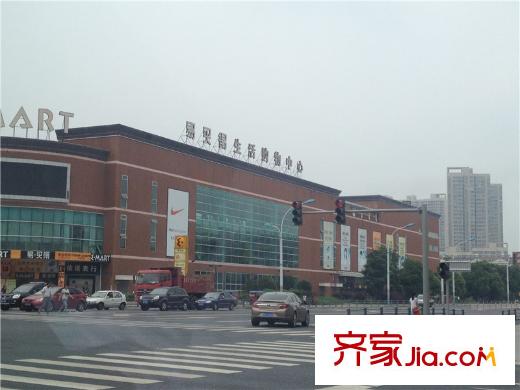 蓝光五彩城周边易买得
