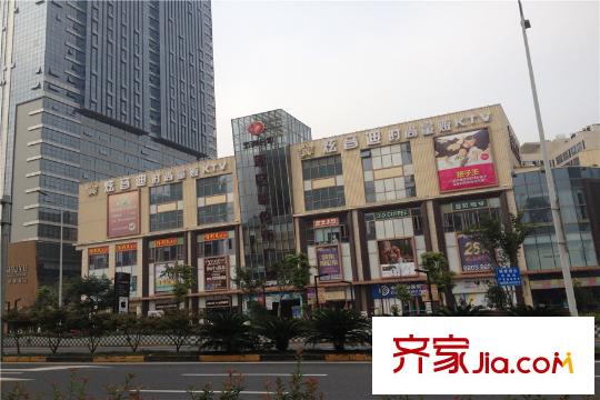 保利中央公园项目旁400米新区哥伦布广场