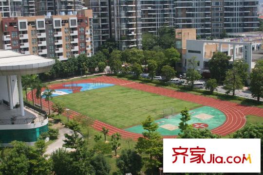 東駿朗晴居配套圖后面光大外國語學校運動場
