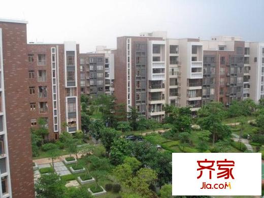 花和小城外景圖 