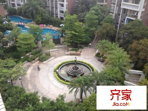花和小城外景圖 