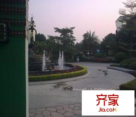 花和小城外景圖 