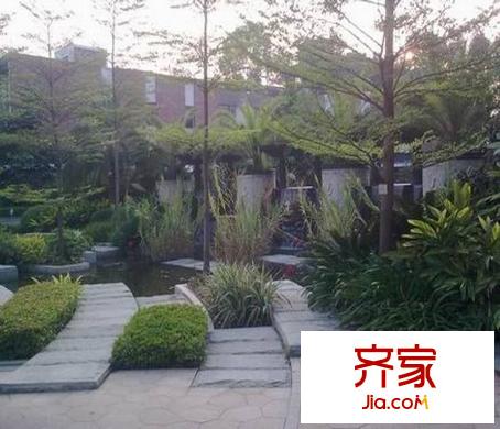 花和小城外景圖 