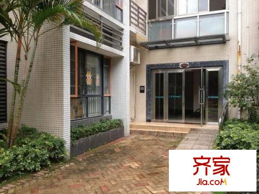 花和小城外景圖 