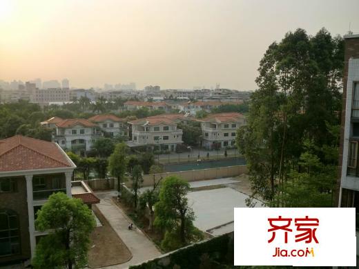 花和小城外景圖 