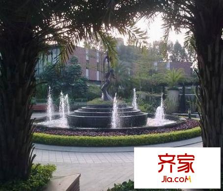 花和小城外景圖 