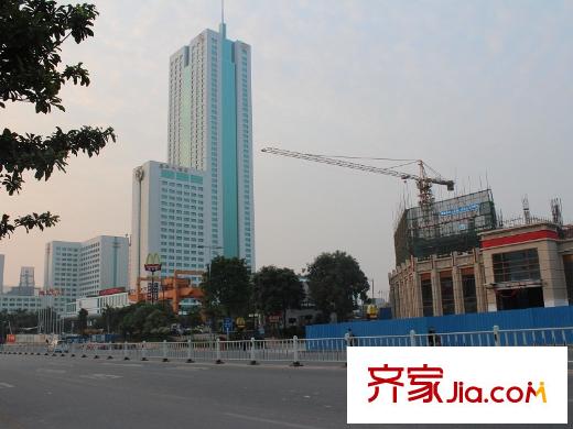 康聯(lián)匯展中央東走約100米的嘉華酒店
