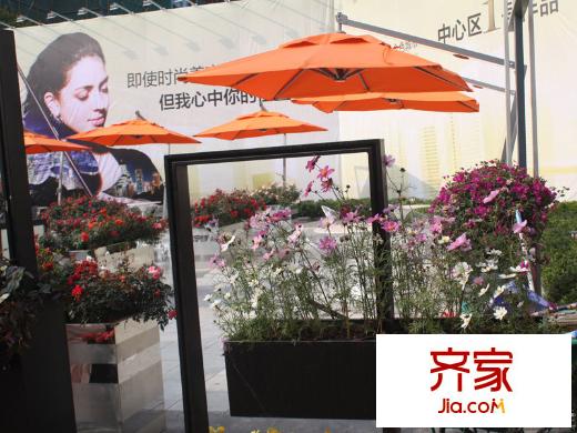 萬科金色城市實景圖銷售中心外面的休息區(qū)（2013-12-30）