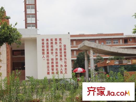 保利百合花園配套圖小區(qū)正對門華僑中學(xué)