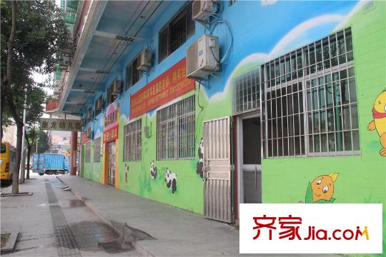 錦龍灣畔馬路對(duì)面的康龍幼兒園
