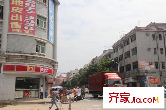 錦龍灣畔周邊環(huán)境便利商店