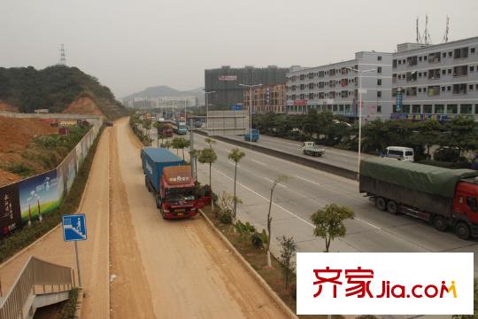 翡翠山湖三期臻萃園小區(qū)北側100米的鳳清路