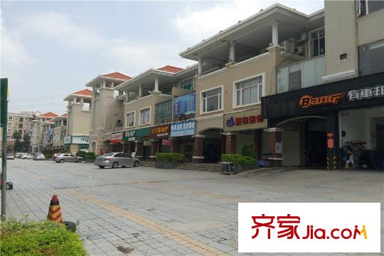 翡翠山湖三期臻萃園小區(qū)旁臨街商鋪