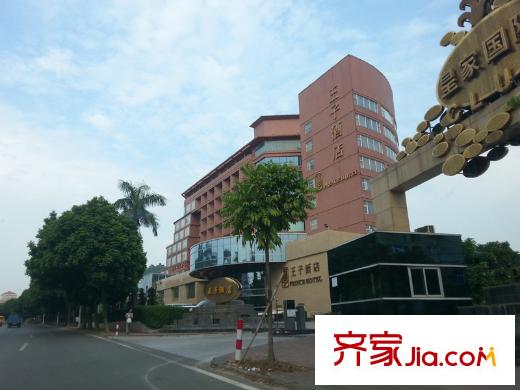 翡翠山湖三期臻萃園小區(qū)西側1000米的王子酒店