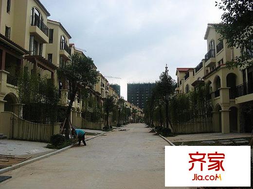 新世紀(jì)領(lǐng)居三期別墅外立面（2013-04-27）