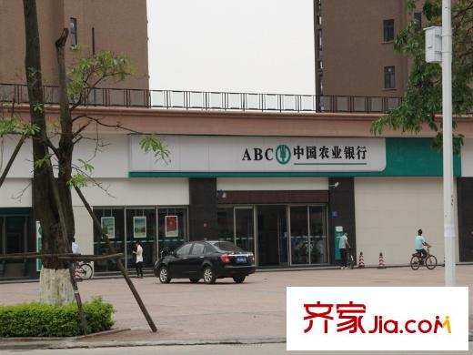 新世紀(jì)領(lǐng)居三期小區(qū)旁邊的農(nóng)業(yè)銀行