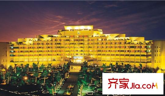 珀樂廣場向西800米的房中假日酒店