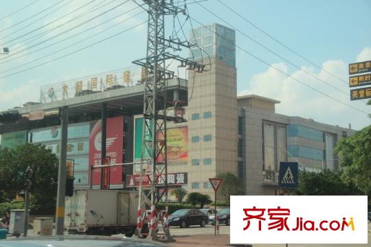 東逸灣花園1000米處大和國(guó)際家具城