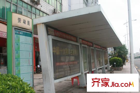 花街18三期旁邊勞動局公交站