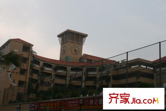 花街18三期銷售中心往北約300米東城第六小學(xué)