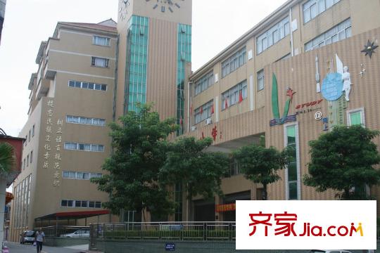 花街18三期銷售中心往北約300米東城第六小學(xué)