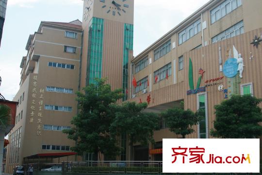 花街18三期銷售中心往北約300米東城第六小學(xué)