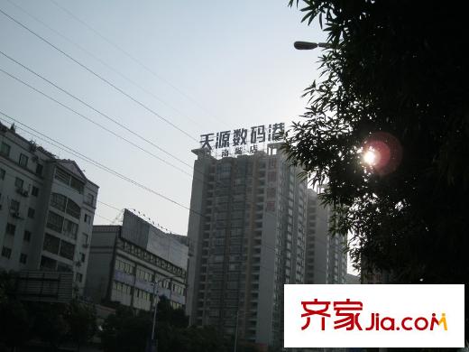 君御旗峰豪園南走約50米的數(shù)碼港