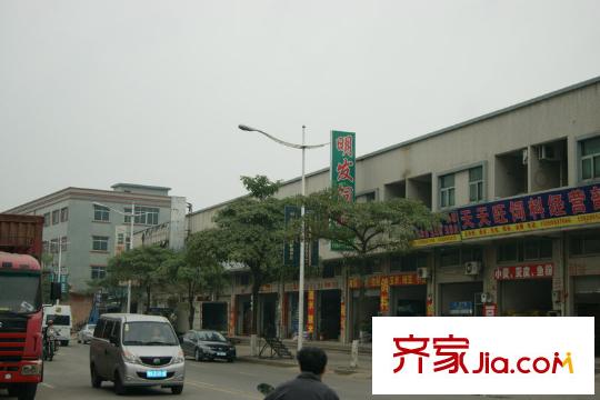 東田山畔華庭北走30米的明發(fā)飼料